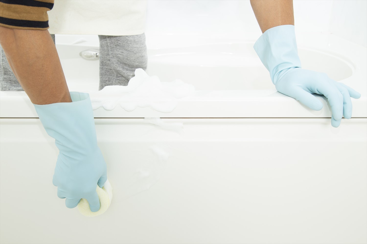 お風呂の浴槽のエプロン掃除を始める人