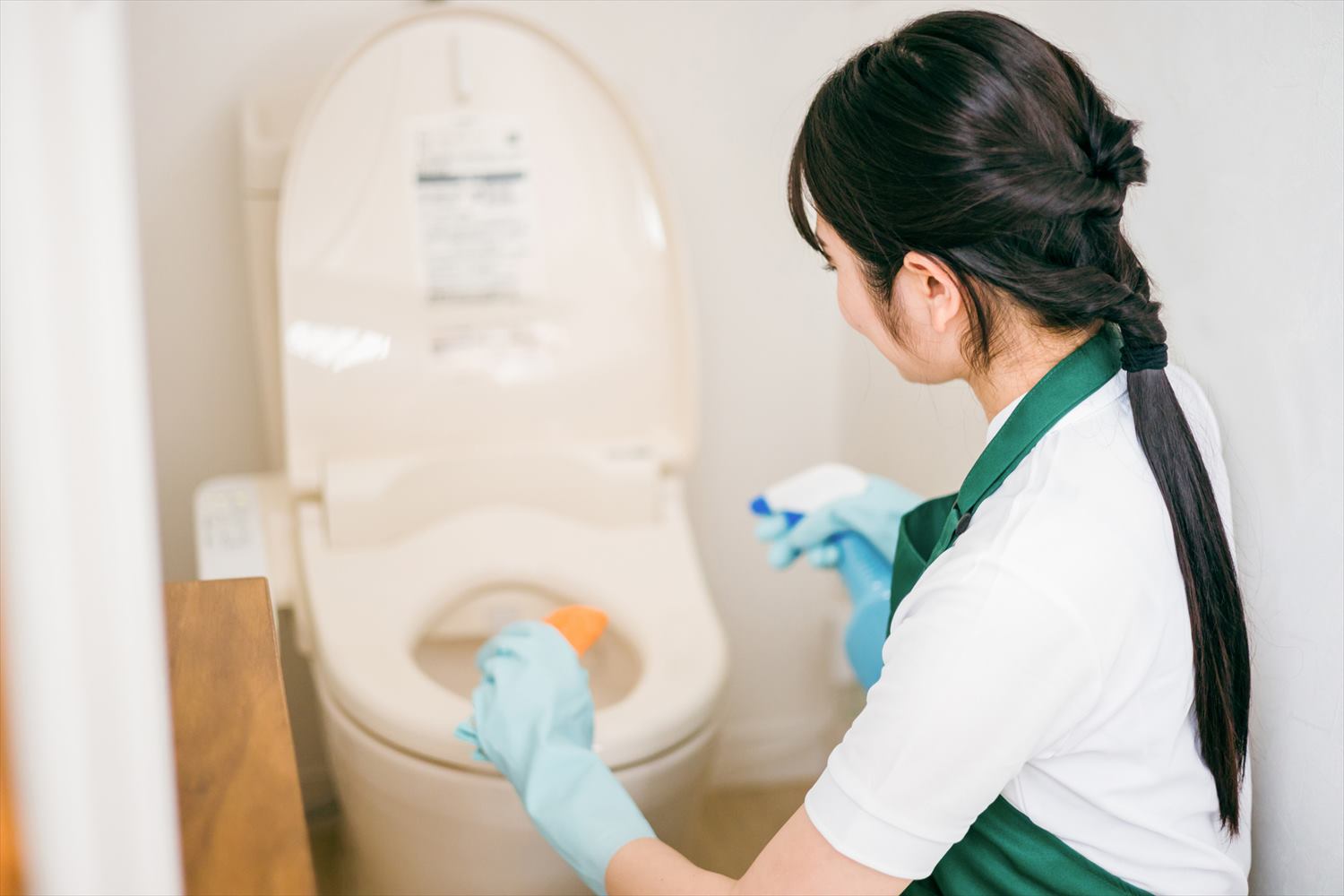 トイレ掃除するハウスキーパーの女性