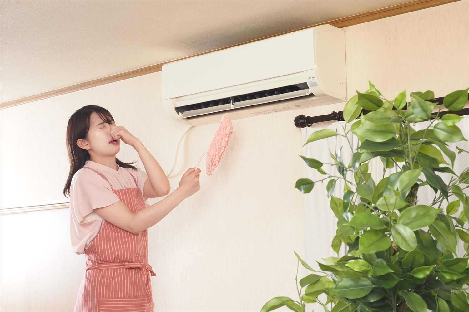 エアコンの臭いを嗅ぐ女性